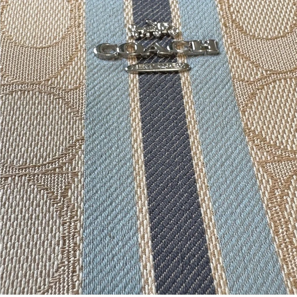 Coach Signature C Jacquard Cream and Blue Varsity Stripe Zip Around Wallet EUC - Picture 3 of 7